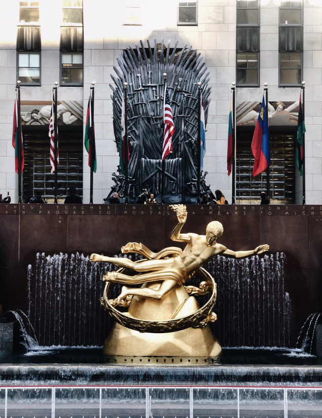 Aparece réplica gigante del trono de hierro por premier de la octava y la última temporada de Game of Thrones.