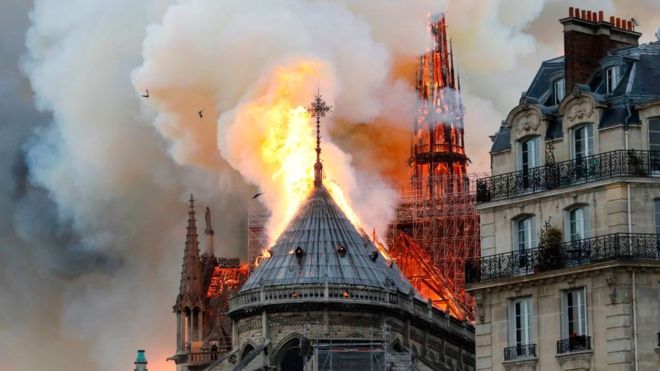 trabajadores fumaban en Notre Dame