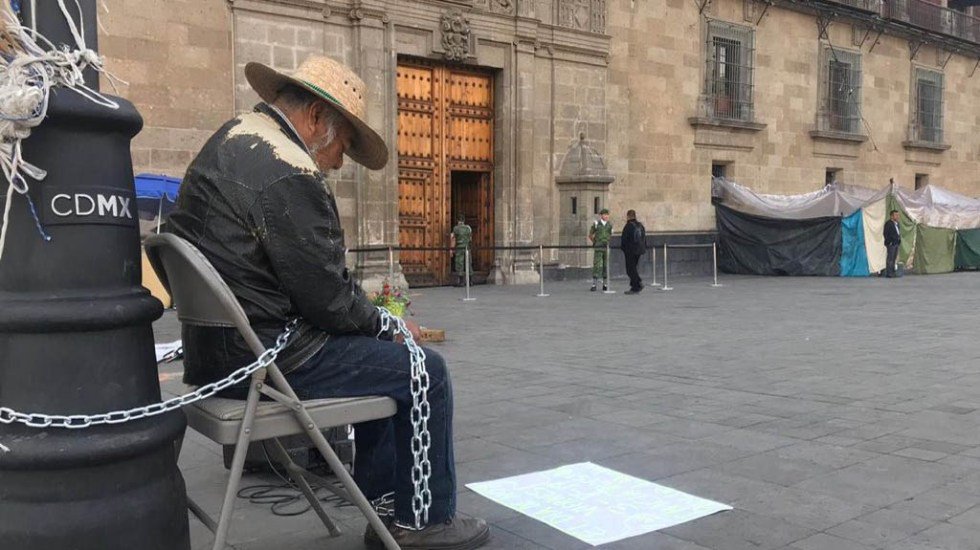 Adulto mayor se encadena afuera de Palacio Nacional