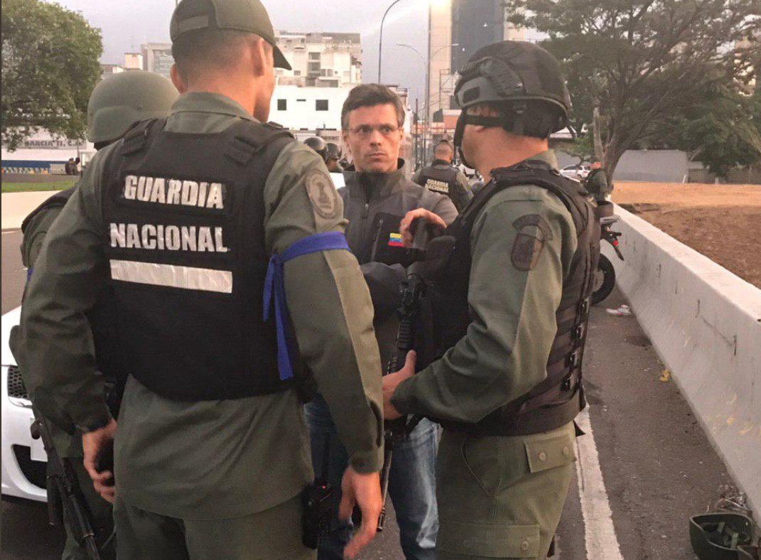 Leopoldo López y Juan Guaidó están en la base aérea La Carlota. Foto: Twitter