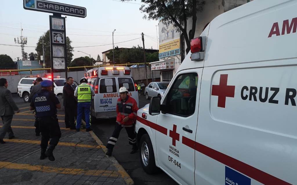 Corto circuito en Metro Chabacano deja tres heridos