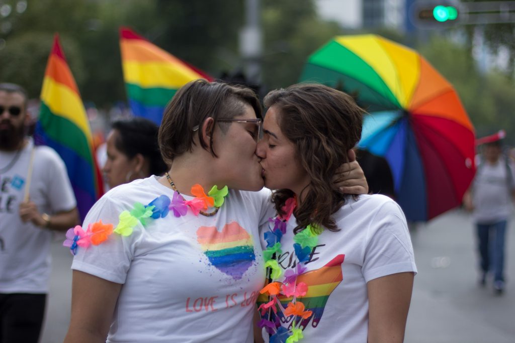 Parejas del mismo sexo podrán casarse en consulados de todo el mundo: Ebrard