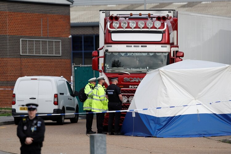 Agentes de Policía junto al camión en el que fueron hallados los cadáveres (Reuters/ Peter Nicholls)