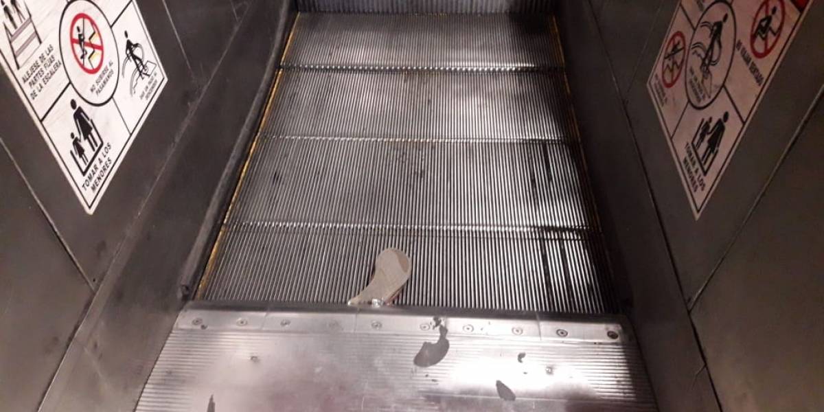 Mujer atora su zapato en escalera eléctrica del Metro