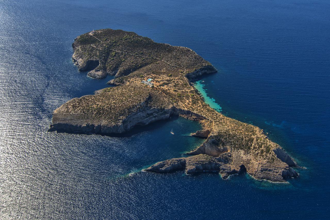 La isla privada de Tagomago, localizada a solo un kilómetro de Ibiza