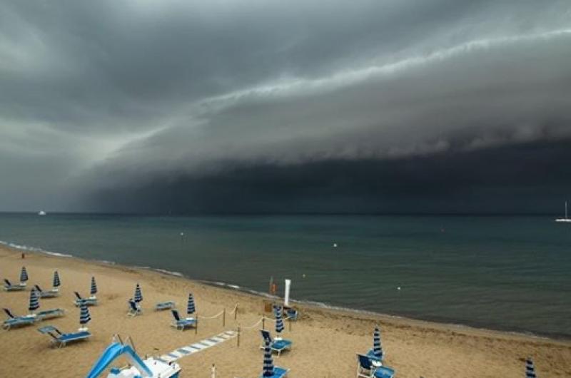 Captan nube “tsunami” en playa de Italia