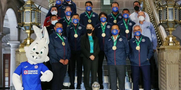 Claudia Sheinbaum se reúne con jugadores del Cruz Azul