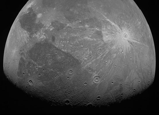 Ve las primeras imágenes captadas por la NASA mientras navegaba por Ganímedes