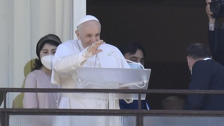 El Papa Francisco reaparece antes varios de sus fieles desde el balcón del Hospital Gemelli