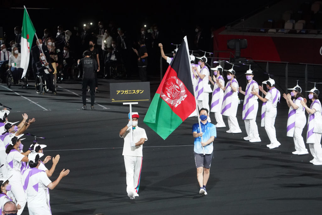 Bandera de Afganistán desfila sin delegación