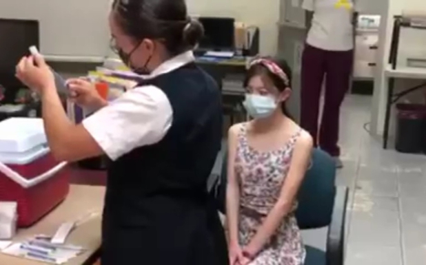 Vacunan contra la Covid-19 a Ingrid Nattalie, una menor de 13 años