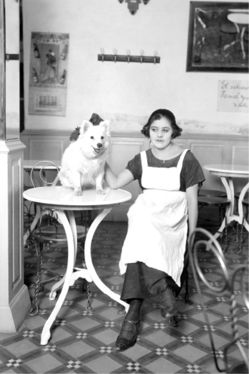 Mesera con perro, ca. 1920, Autor no identificado