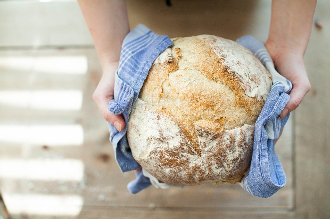 Usar un paño o bolsa de tela es ideal para conservar el pan en buen estado.