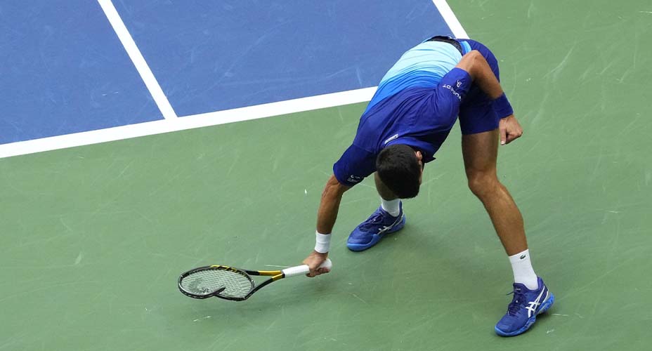 Novak Djokovic pierde los estribos y rompe su raqueta