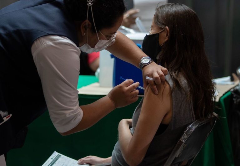 Vacunación a jóvenes de 18 a 29 años llega a las últimas 4 alcaldías de CDMX