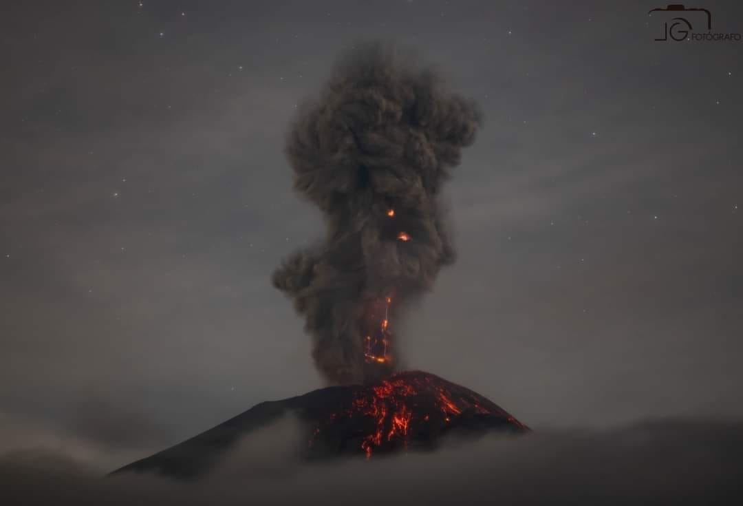 Explosiones del Popocatépetl durante la madrugada de 17 de septiembre. Imagen: @LuisGfoto1, Twitter