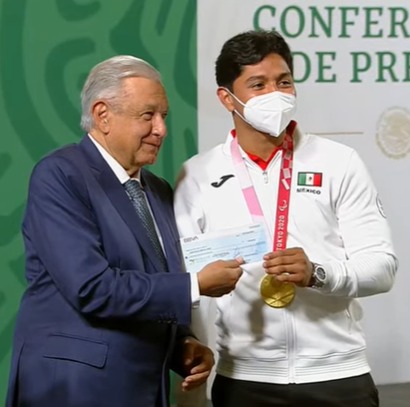 AMLO entrega estímulo a atleta mexicana