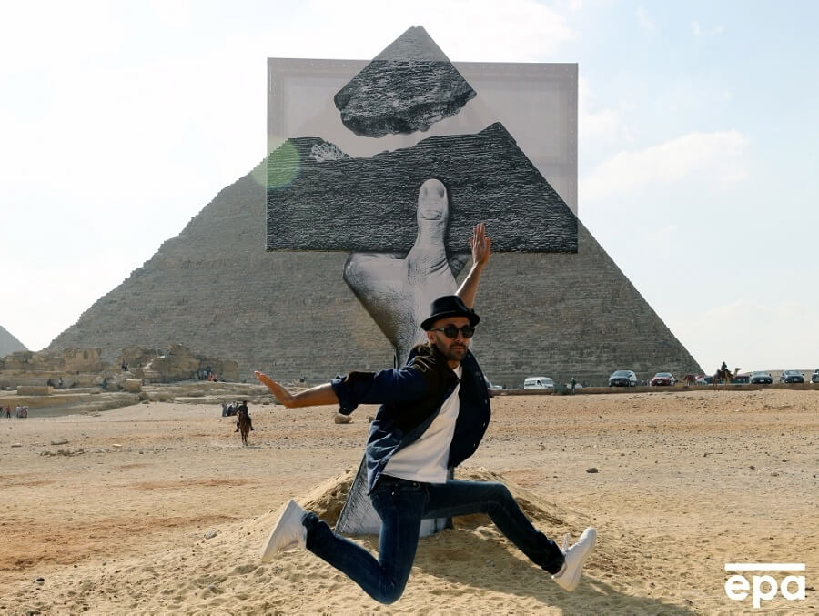 Fotógrafo desprende la punta de la pirámide de Guiza (Twitter: @epaphotos)