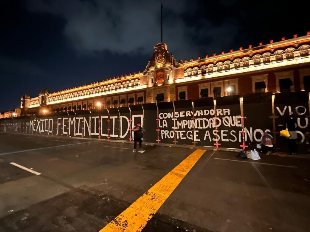“México feminicida”: cercan Palacio Nacional por manifestaciones del #8M y colectivas ya respondieron