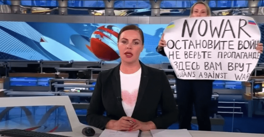 periodista protesta contra la guerra en la TV rusa