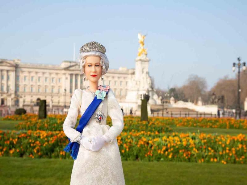 Mattel homenajea a la reina Isabel II con su propia Barbie