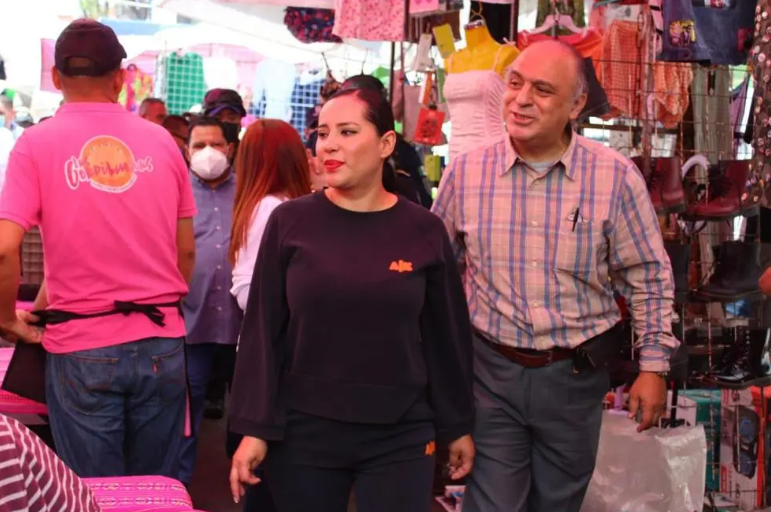 Sandra Cuevas visitó el tianguis dominical de la Lagunilla