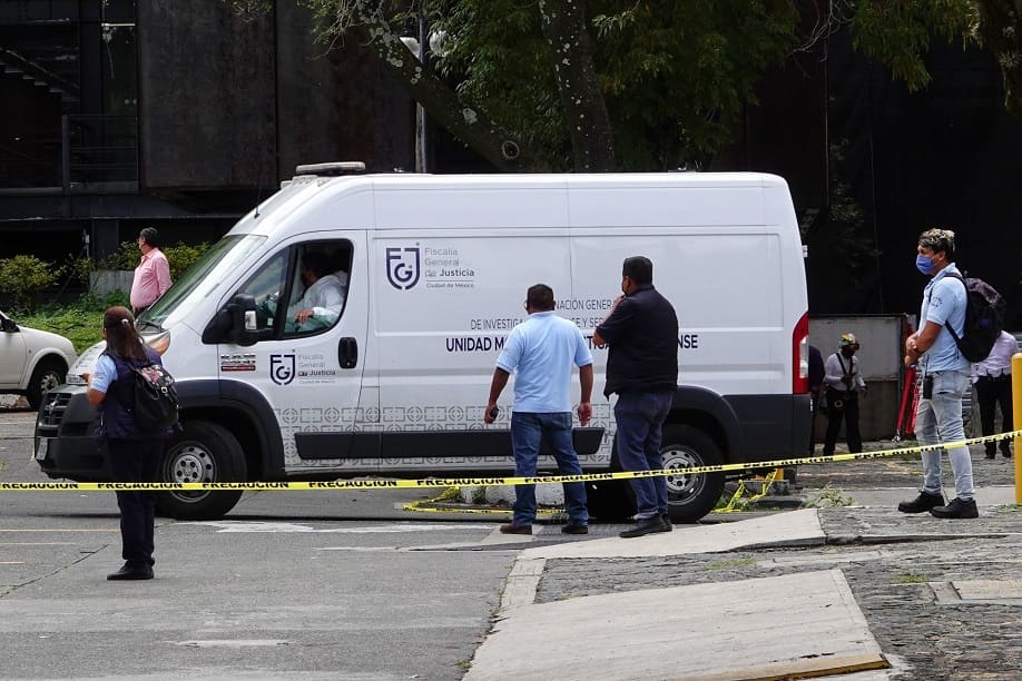 Muere estudiante de la UNAM tras lanzarse de edificio en la Facultad de Medicina
