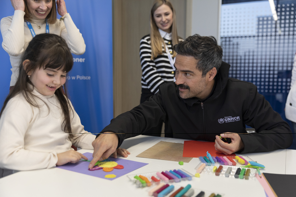 As part of his visit to Poland, UNHCR Goodwill Ambassador Alfonso Herrera met with refugees from Ukraine, including mothers and children, at the Ukrainian-led NGO Zustricz Foundation in Krakow, where refugees participate in various occupational therapy activities to help them deal with the trauma of war. ; UNHCR Goodwill Ambassador Alfonso Herrera meets refugees from Ukraine in Poland