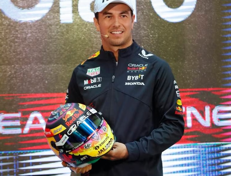 'Checo' Pérez presenta su casco para el Gran Premio de México