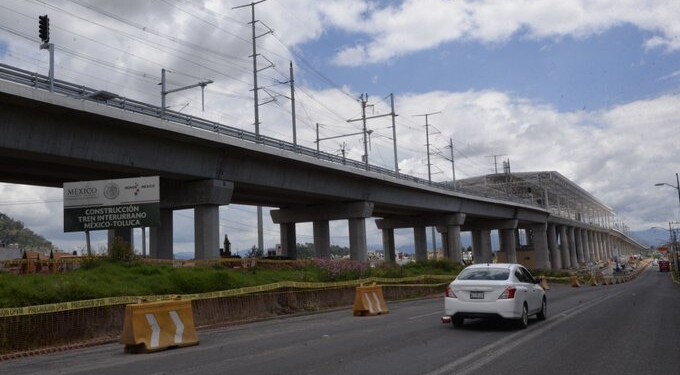 Cierran autopista México-Toluca por obras del Tren Interurbano