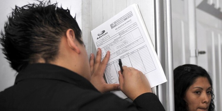 Fotografía de archivo que muestra a una persona llenando una solicitud de empleo en la Ciudad de México (México). EFE/Mario Guzmán