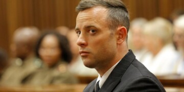 Oscar Pistorius, acusado del asesinato de su novia en 2013, sale de prisión