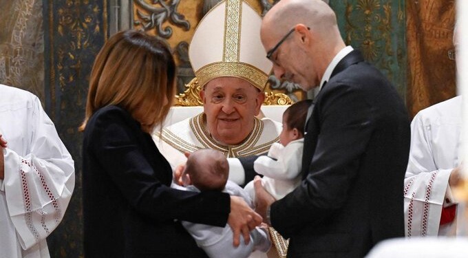 Papa Francisco pide "la prohibición universal" de la gestación subrogada
