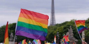 Francia se disculpa con homosexuales perseguidos por 40 años