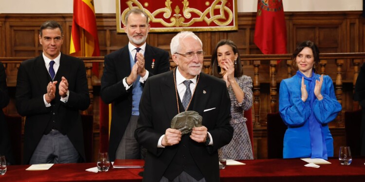 Luis Mateo Díez recibe el Premio Cervantes de manos del rey Felipe VI