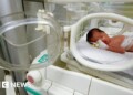 Muere la bebé rescatada del vientre de su madre tras un ataque israelí en Gaza