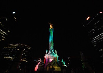 Iluminan monumentos de la CDMX por el Día Internacional contra la Homofobia, Transfobia y Bifobia