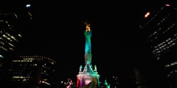 Iluminan monumentos de la CDMX por el Día Internacional contra la Homofobia, Transfobia y Bifobia