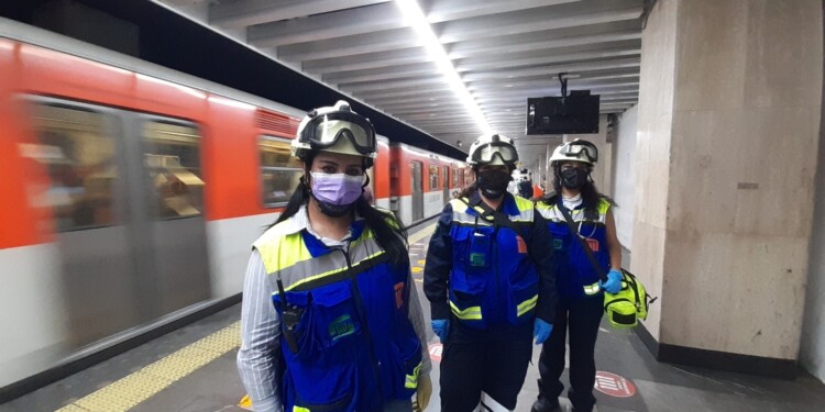 Metro felicita a la mamás trabajadoras de la red