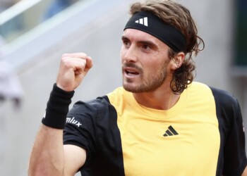 Greece's Stefanos Tsitsipas celebrates after a point as he plays against Germany's Daniel Altmaier during their men's singles match on on Court Suzanne-Lenglen on day four of the French Open tennis tournament at the Roland Garros Complex in Paris on May 29, 2024. (Photo by EMMANUEL DUNAND / AFP)