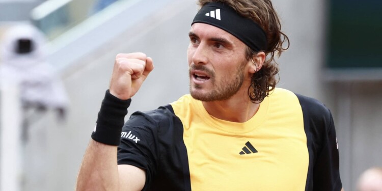 Greece's Stefanos Tsitsipas celebrates after a point as he plays against Germany's Daniel Altmaier during their men's singles match on on Court Suzanne-Lenglen on day four of the French Open tennis tournament at the Roland Garros Complex in Paris on May 29, 2024. (Photo by EMMANUEL DUNAND / AFP)