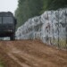 FOTO DE ARCHIVO: Un vehículo militar circula junto a una valla de concertinas levantada por el ejército polaco en la frontera con Bielorrusia cerca del pueblo de Nomiki, Polonia, el 26 de agosto de 2021. REUTERS/Kacper Pempel