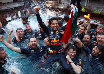‘Checo’ Pérez renueva contrato con Red Bull