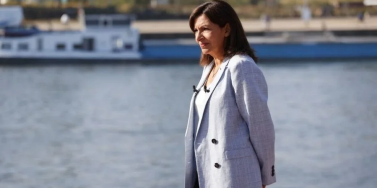 Anne Hidalgo alcaldesa de París nadará en el río Sena