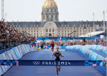 La francesa Cassandre Beaugrand gana el triatlón en el río Sena