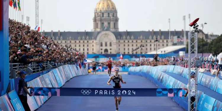 La francesa Cassandre Beaugrand gana el triatlón en el río Sena