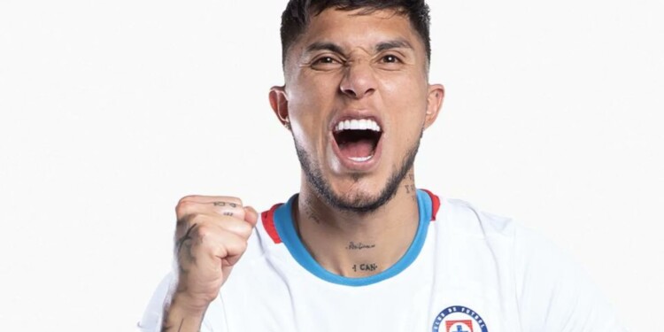 Carlos Salcedo deja de ser jugador del Cruz Azul