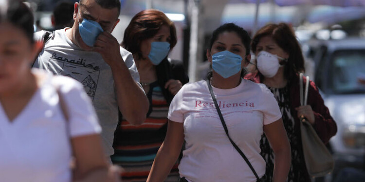 200304094. Cuidad de México, 04 Mar 2020 (Notimex- Marco González).- Debido al los recientes casos positivos de coronavirus COVID-19 en la Ciudad de México, personas acuden al Instituto de Nacional de Enfermedades Respiratorias (INER), a recibir consulta y como medida preventiva usan cubrebocas para evitar posibles contagios. Ciudad de México, 04 de marzo de 2020. NOTIMEX/FOTO/MARCO GONZÁLEZ/MGR/HTH