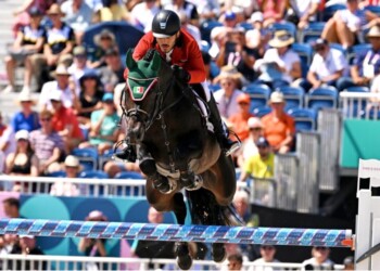 Andrés Azcárraga sufre caída y queda eliminado de la final de Salto Ecuestre en París 2024