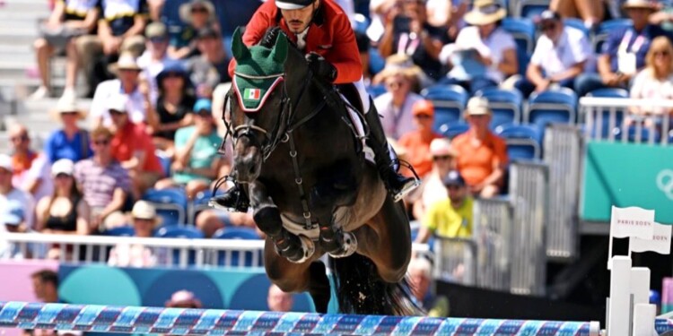 Andrés Azcárraga sufre caída y queda eliminado de la final de Salto Ecuestre en París 2024